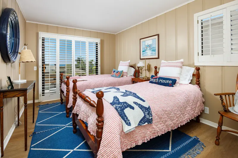 Guest bedroom with twin beds — Laguna Beach real estate photography