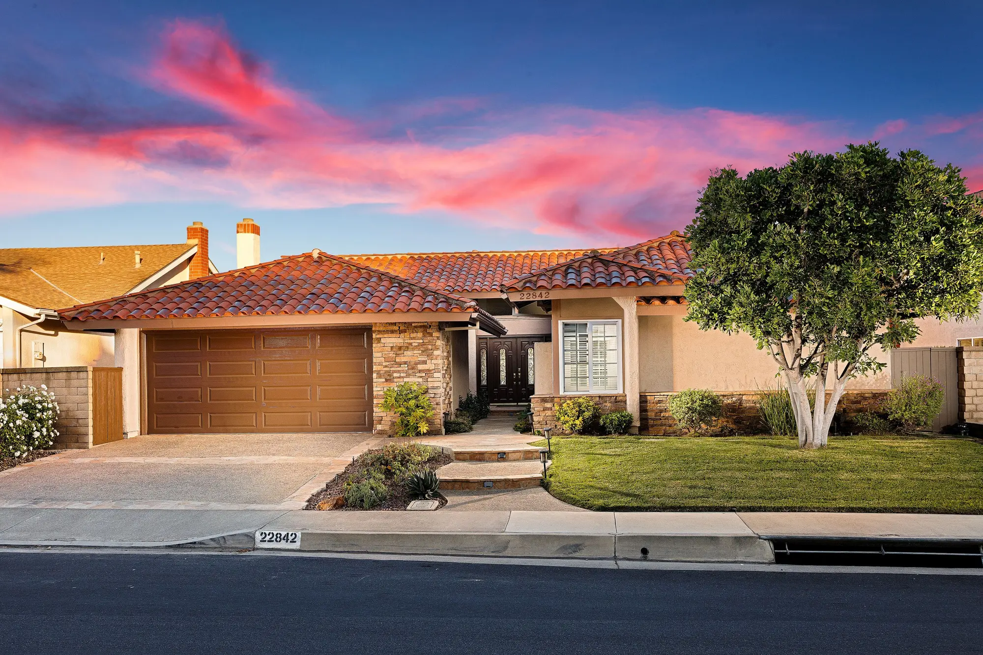 White Paint, Warm Light — exterior, Madrid Del Lago, Mission Viejo real estate photography