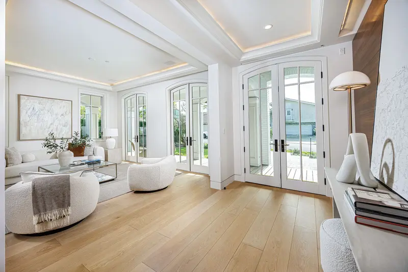 Bright entry opening to the living room — Newport Beach real estate photography